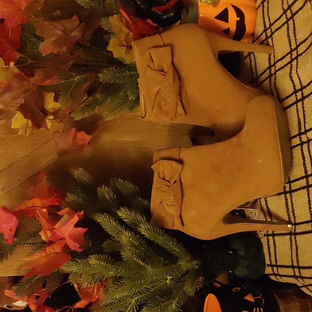 Delicacy Suede Boots: Size 8.5